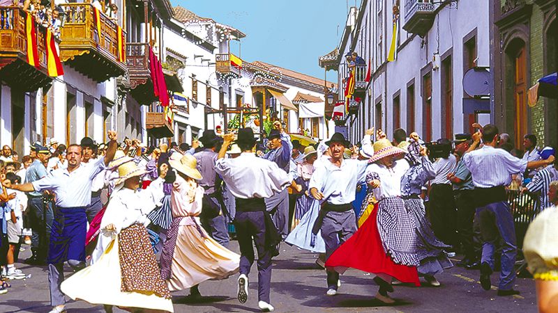 folkfest på gatorna i spanien med dans